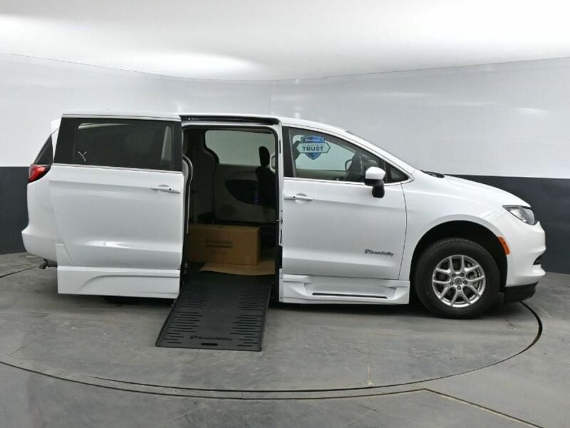 2023 Chrysler Voyager