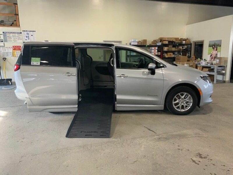 2022 Chrysler Voyager