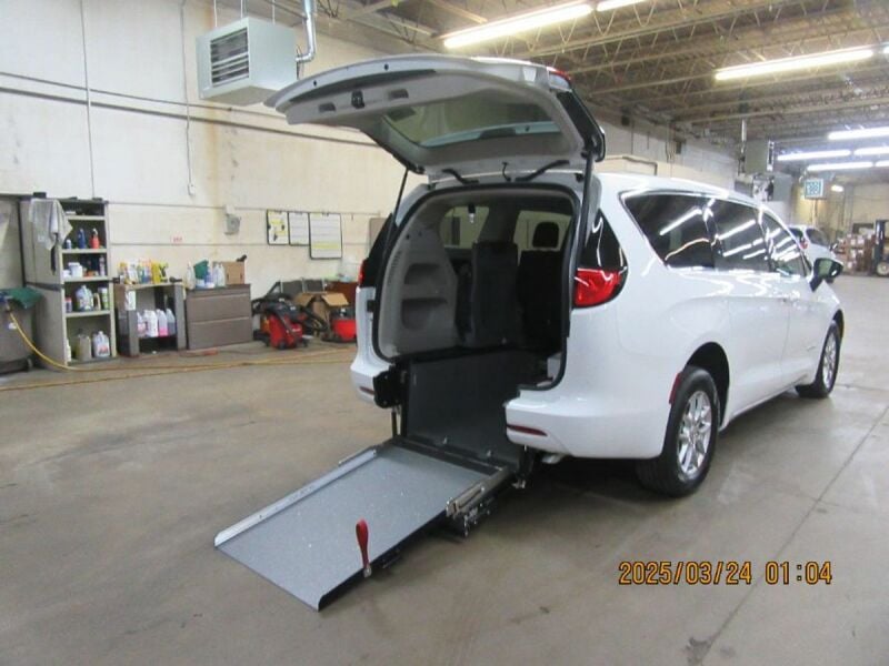 2024 Chrysler Voyager