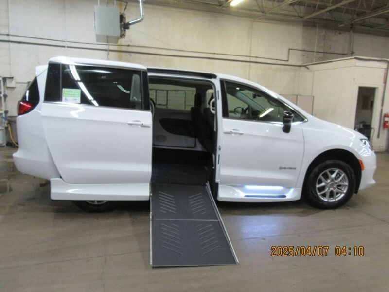 2024 Chrysler Voyager