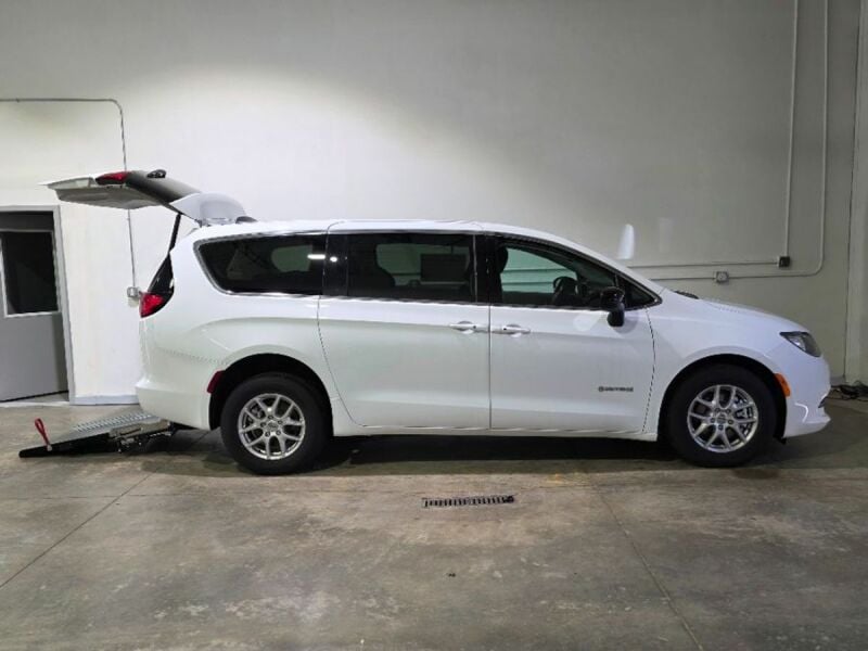 2024 Chrysler Voyager