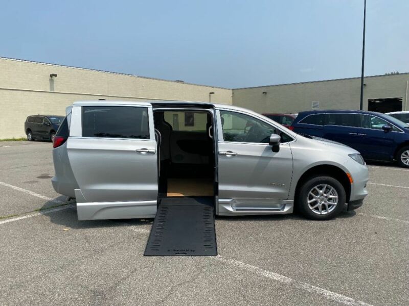 2023 Chrysler Voyager