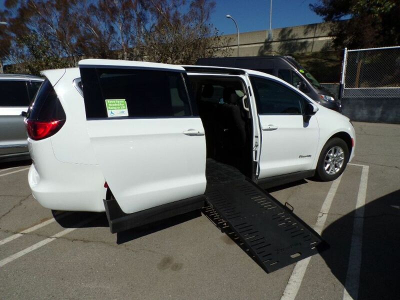 2022 Chrysler Voyager