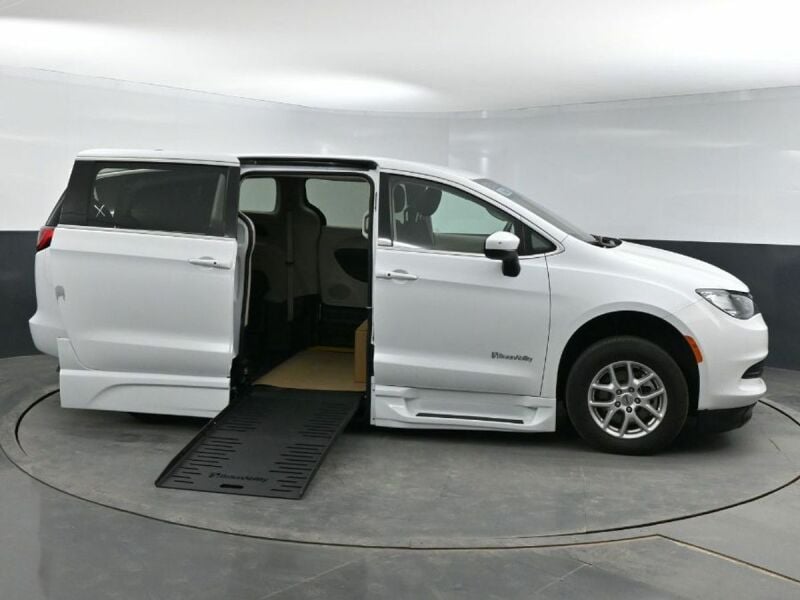 2023 Chrysler Voyager