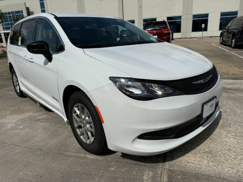 2024 Chrysler Voyager