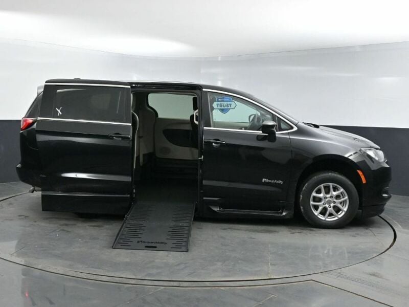 2023 Chrysler Voyager