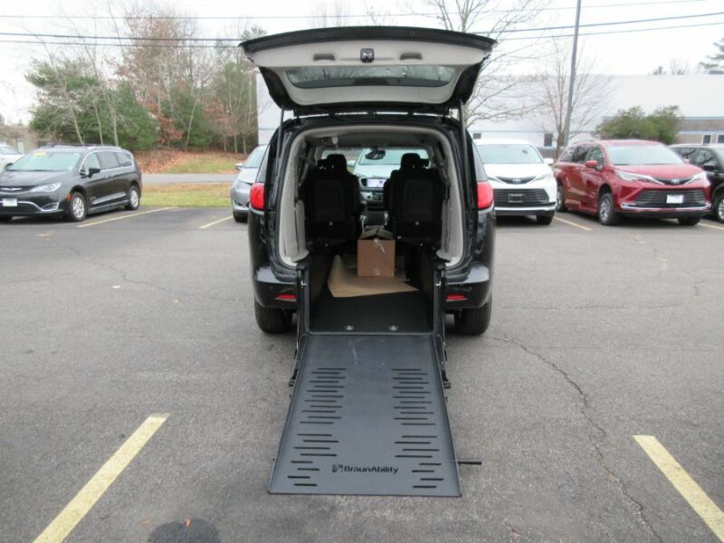 2022 Chrysler Voyager