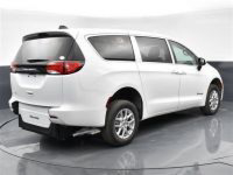2022 Chrysler Voyager