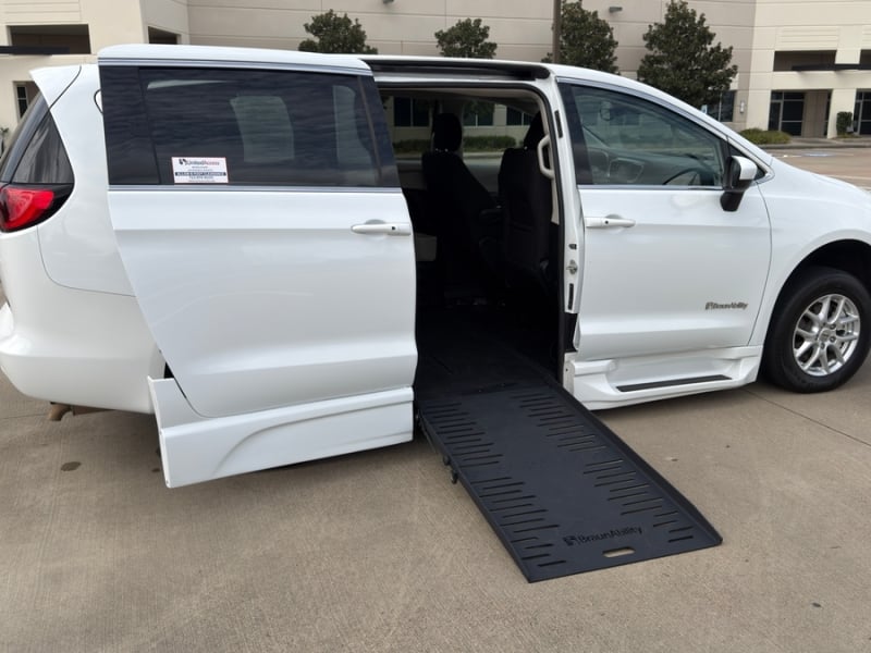 2023 Chrysler Voyager