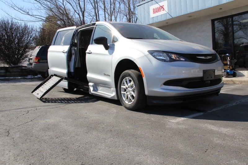 2024 CHRYSLER VOYAGER