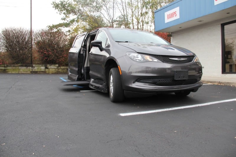 2022 CHRYSLER VOYAGER
